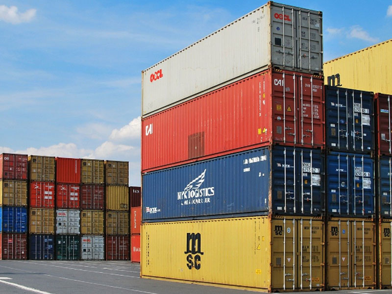 Container là một loại thùng lớn, chắc chắn